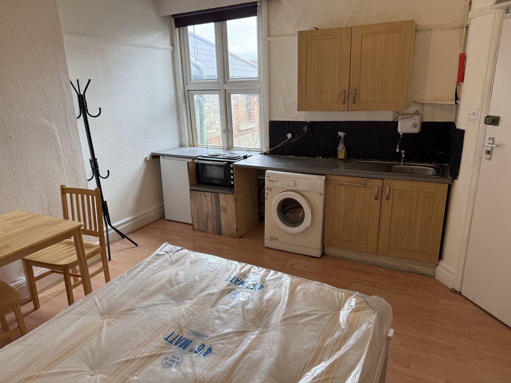 Property photo 1 of 9 Large Room With Its Own Kitchen And Shared Bathroom To Rent In Golders Green