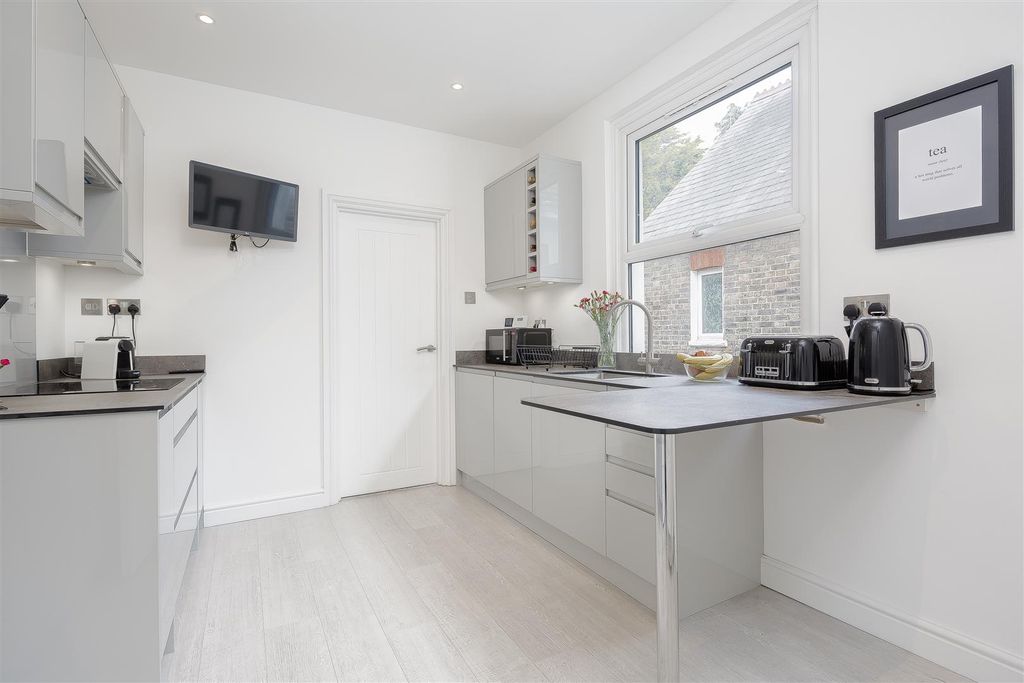 Property photo 2 of 8 Flat-Lyme-Regis-Road-Banstead-107.Jpg