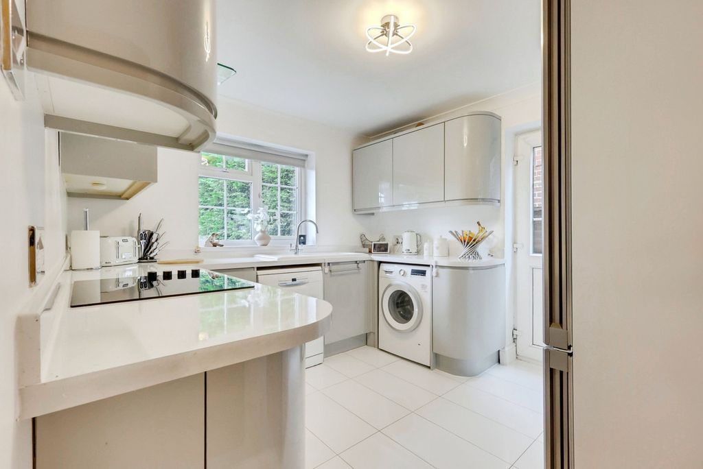 Property photo 3 of 32