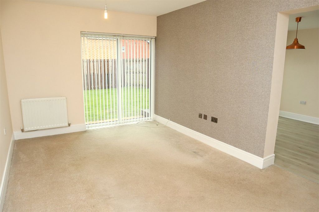 Property photo 3 of 17 Lounge