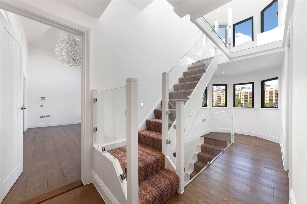 Property photo 3 of 18 Staircase