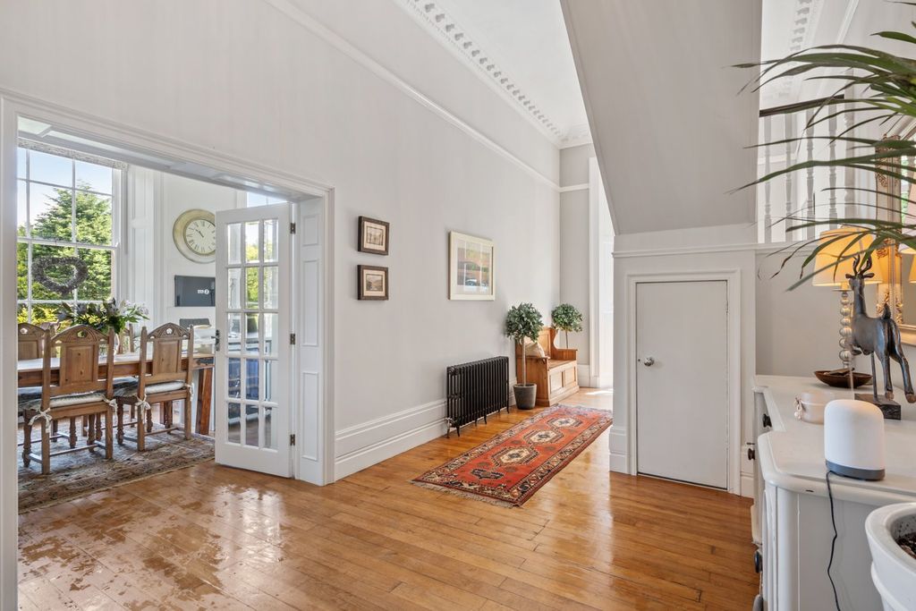 Property photo 2 of 28