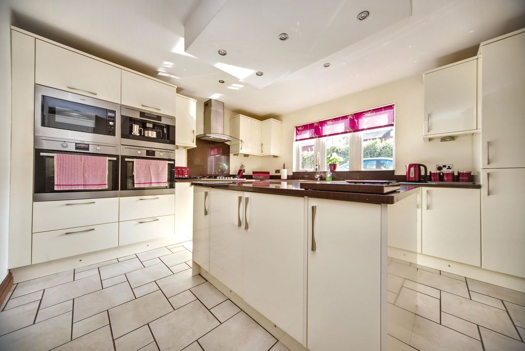 Property photo 3 of 31
