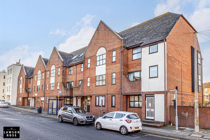 Property photo 1 of 14 .