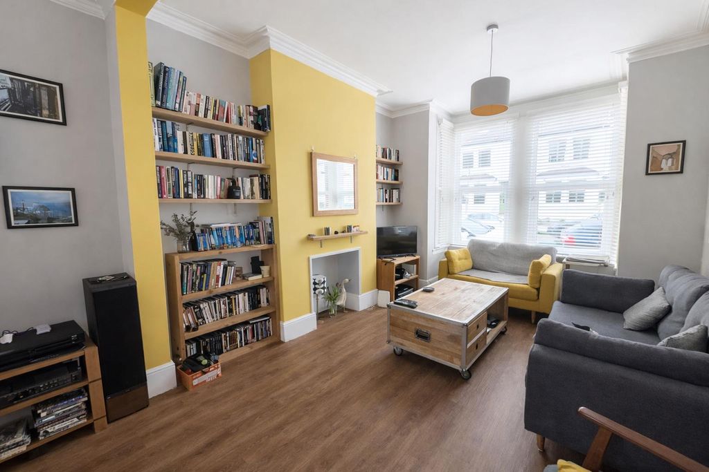 Property photo 2 of 18 Lounge.Png