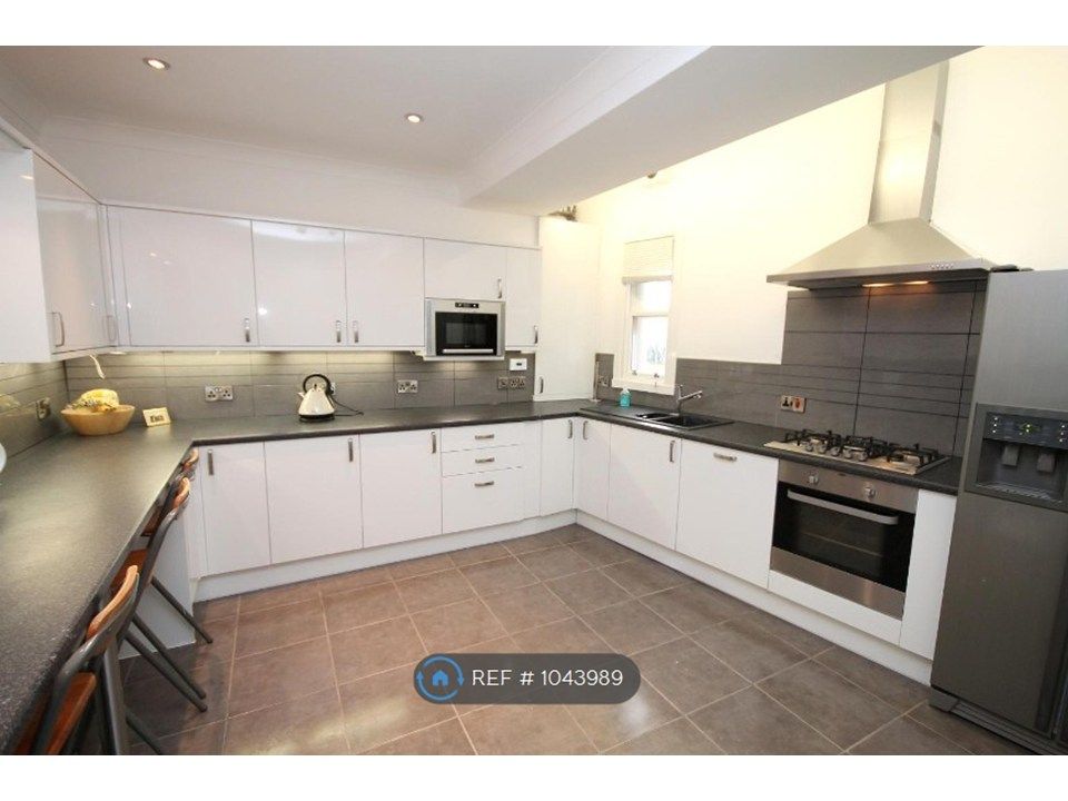 Property photo 3 of 10 Kitchen