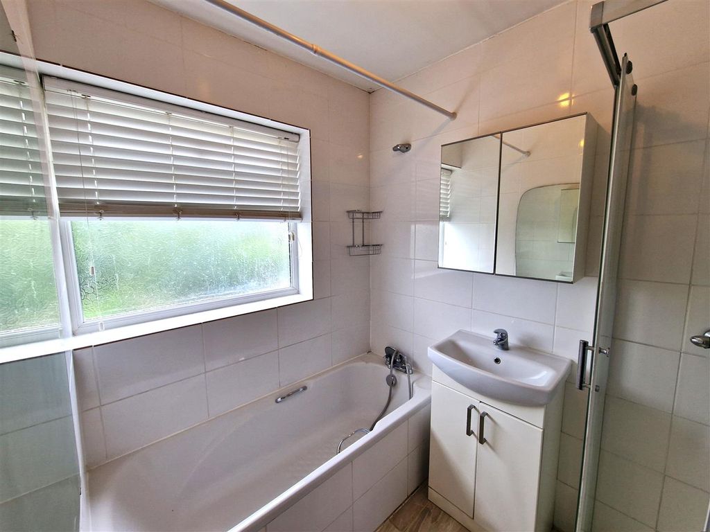 Property photo 3 of 19 Bathroom