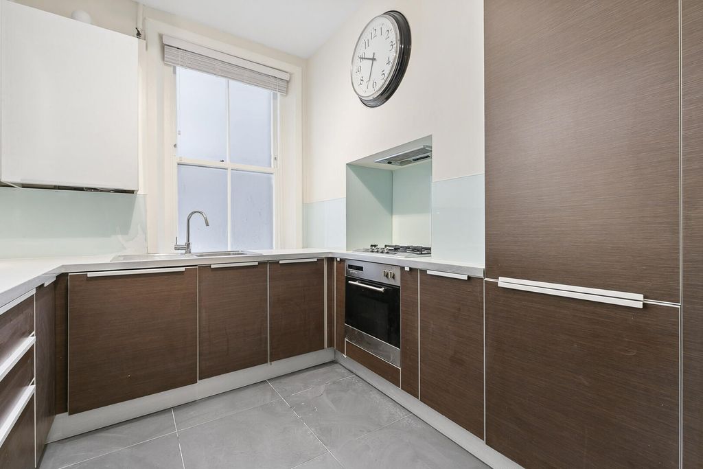 Property photo 3 of 10 Kitchen