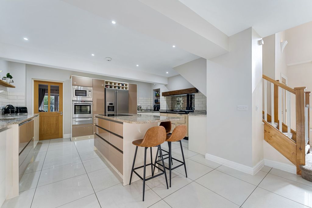 Property photo 2 of 39