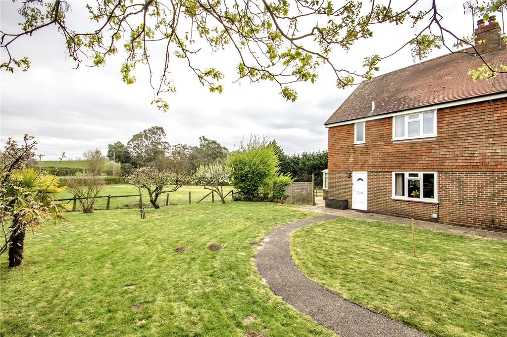 Property photo 1 of 8 2 Maynard Cottages