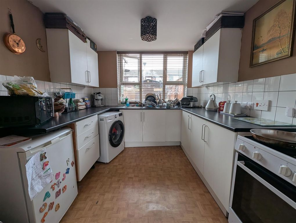 Property photo 3 of 10 Kitchen