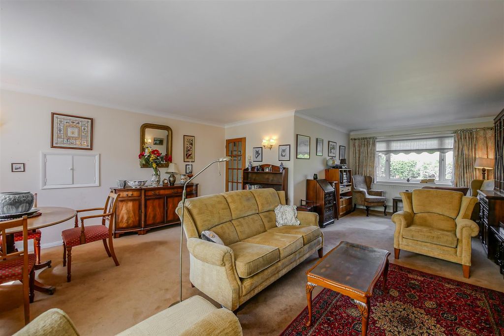 Property photo 3 of 19 Lounge