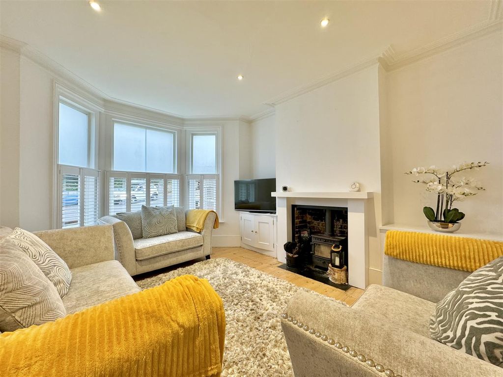 Property photo 1 of 32