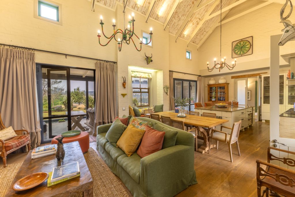 Property photo 3 of 34 Superb Living