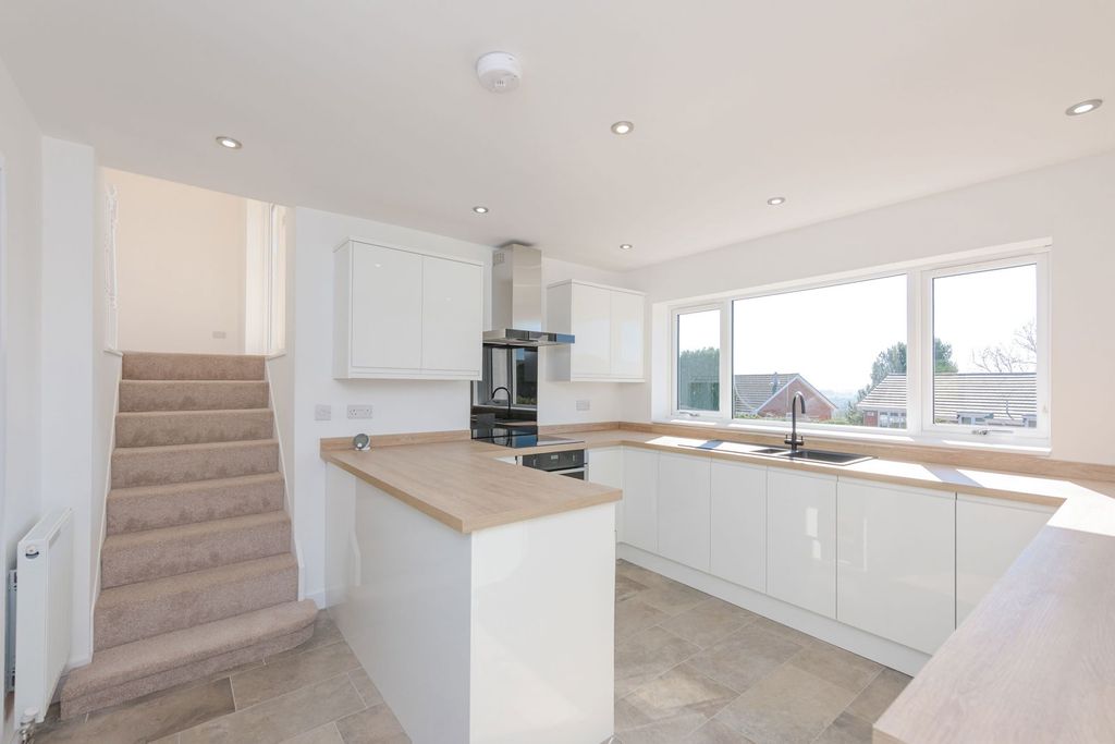 Property photo 2 of 32