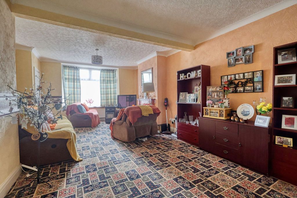 Property photo 2 of 18 Lounge