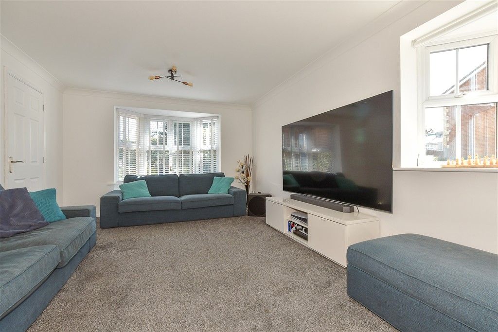 Property photo 3 of 16 Lounge