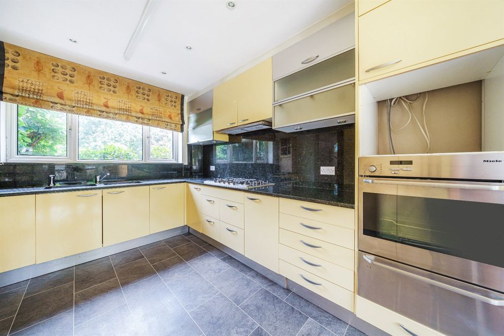 Property photo 2 of 17 Kitchen