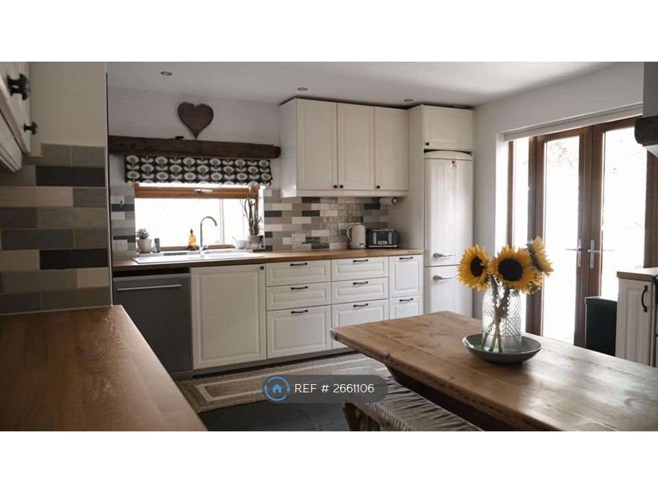 Property photo 3 of 21 Kitchen