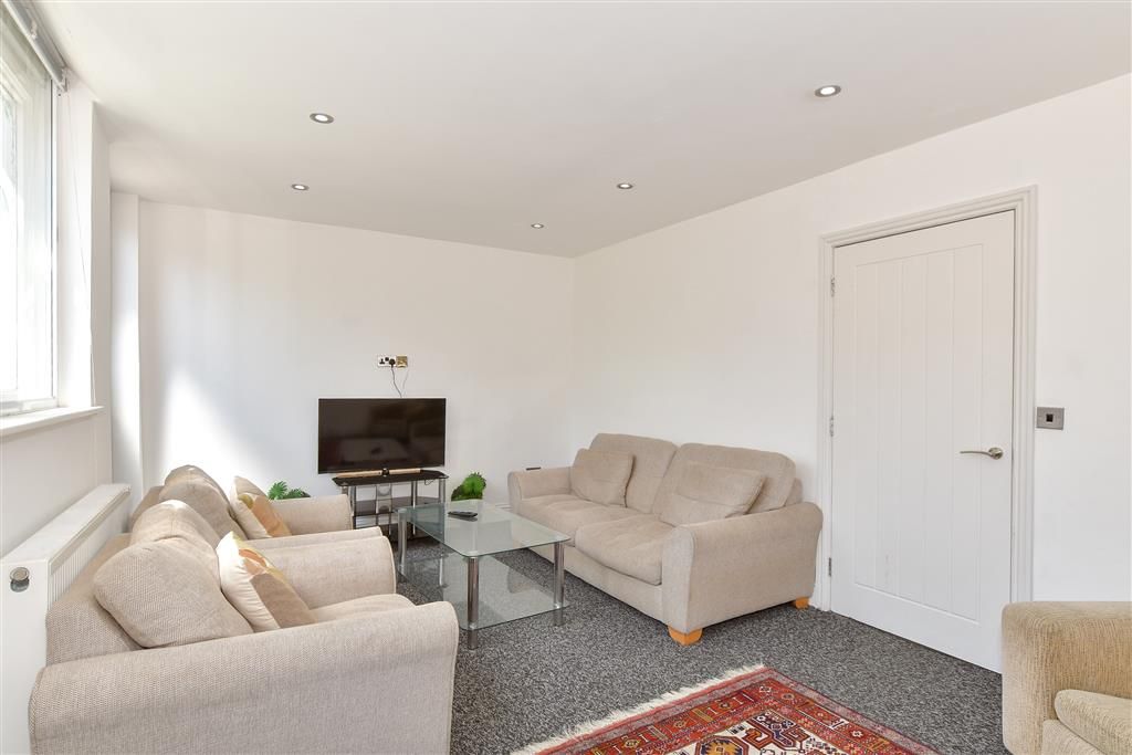 Property photo 3 of 12 Lounge