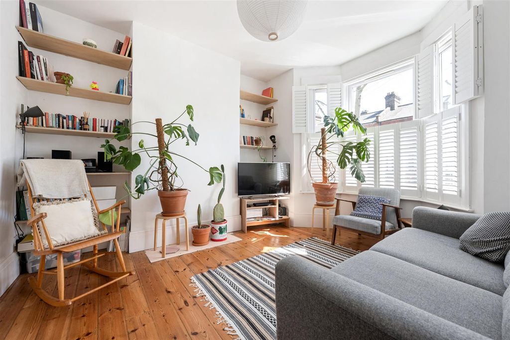 Property photo 2 of 27 Coppermill Lane, E17