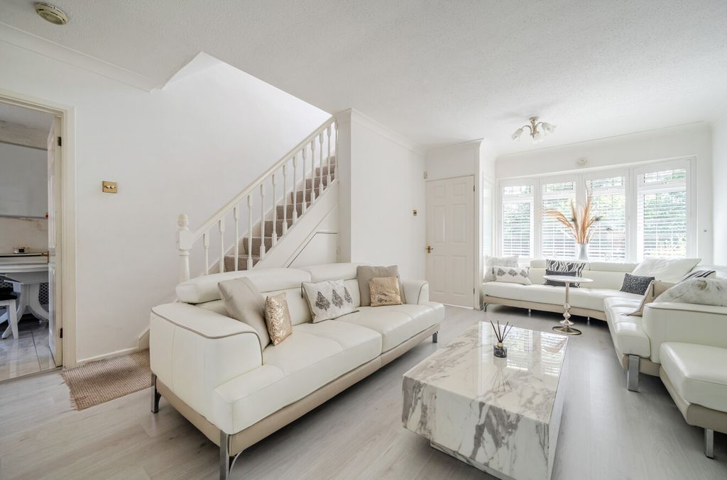 Property photo 2 of 20 1335751-12-6895Fe...