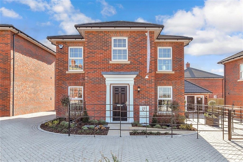 Property photo 3 of 7 External Front Brochure..