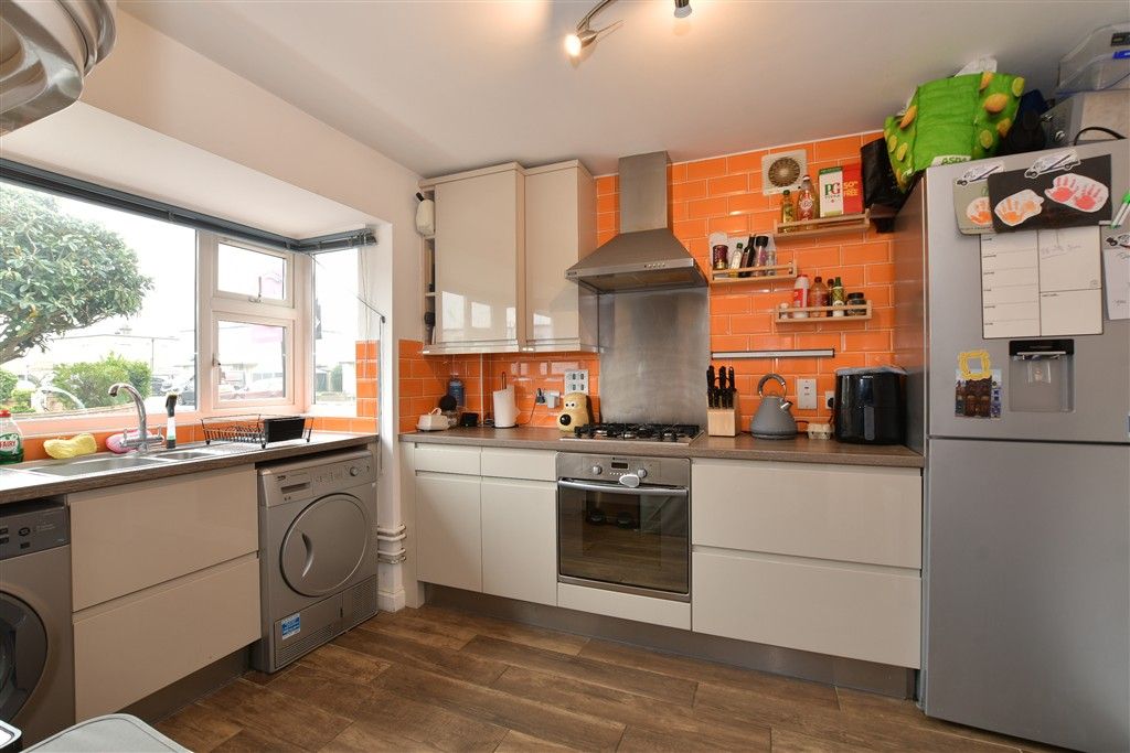 Property photo 3 of 11 Kitchen