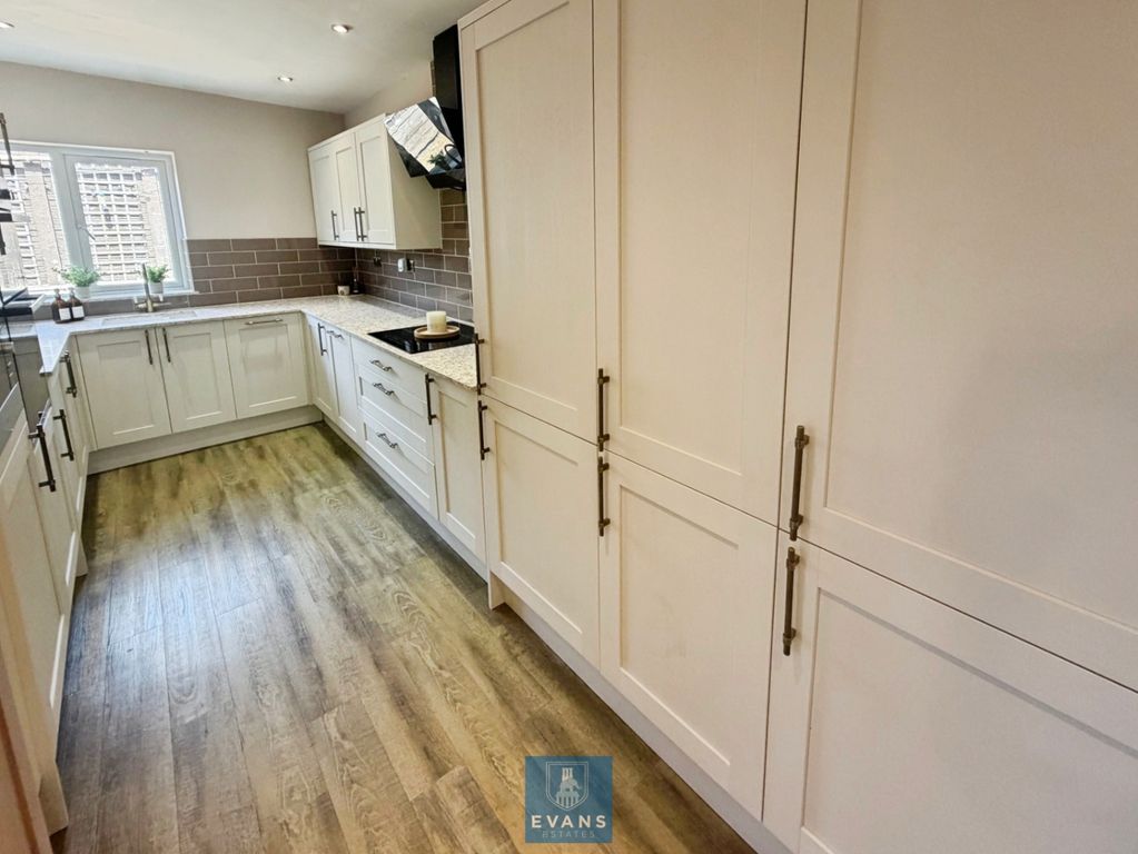 Property photo 3 of 18 Kitchen