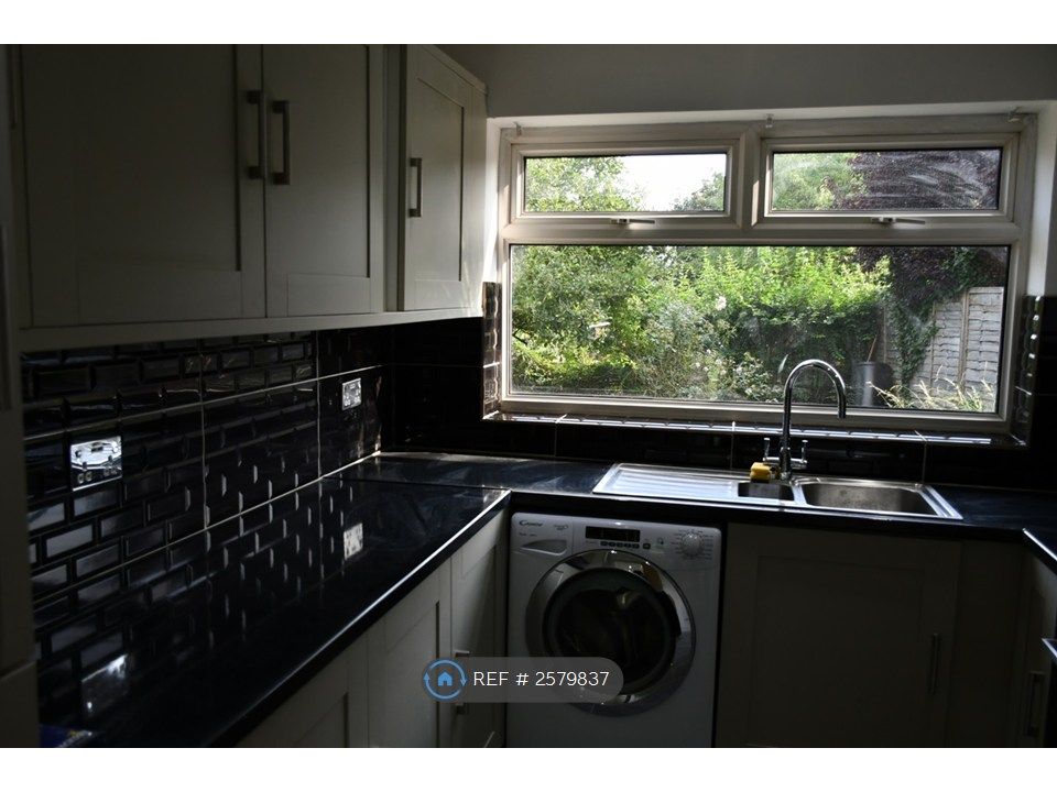 Property photo 3 of 11 Kitchen