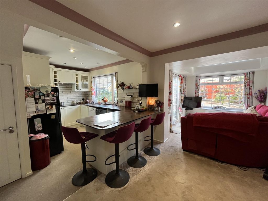 Property photo 2 of 18 Kitchen