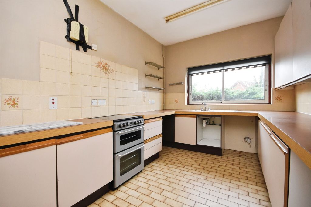 Property photo 3 of 18 Kitchen