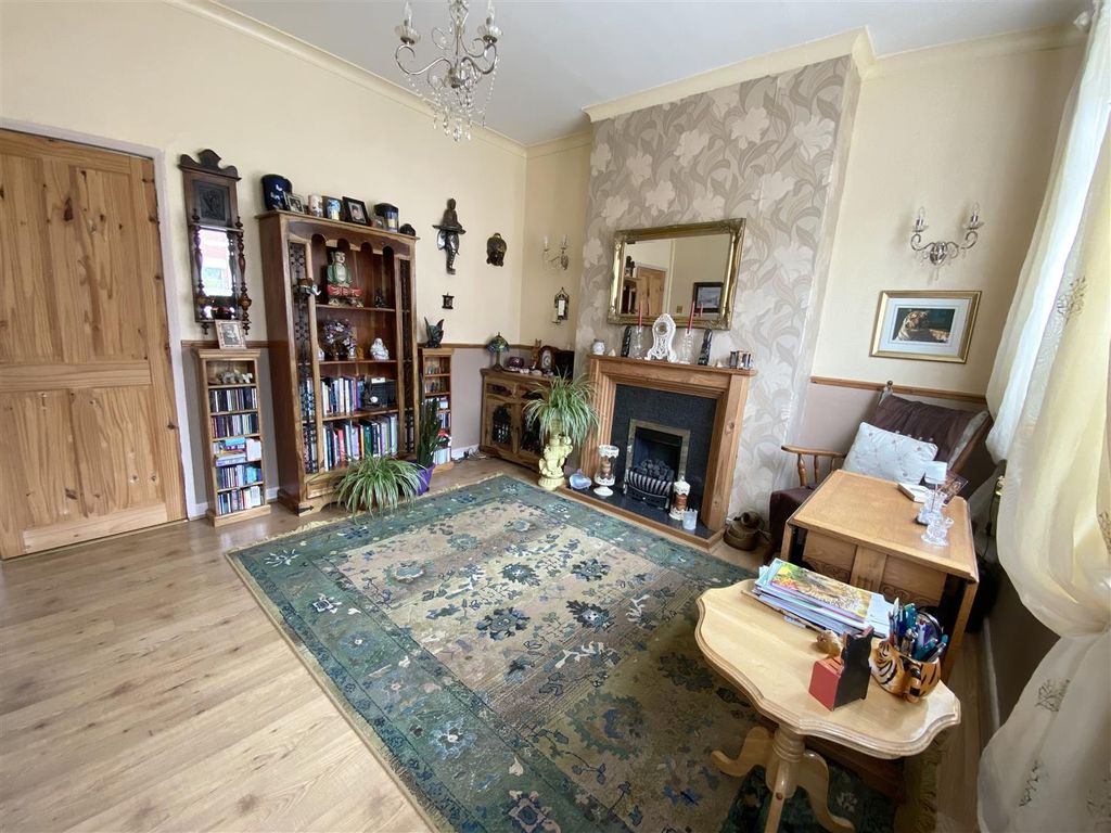 Property photo 2 of 16 Lounge