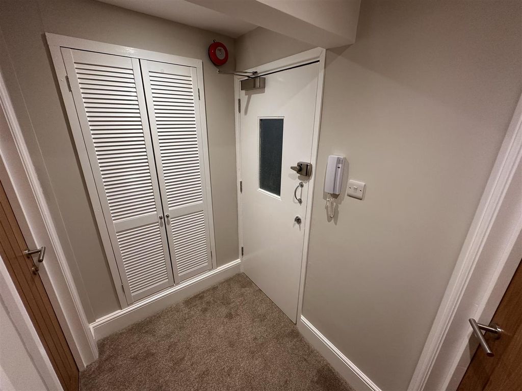 Property photo 2 of 9 Hallway (1)