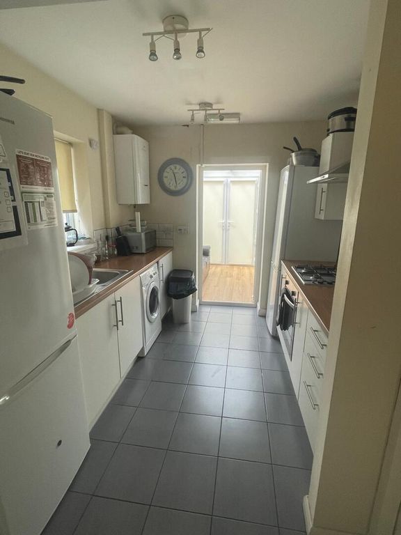 Property photo 1 of 7 Kitchen