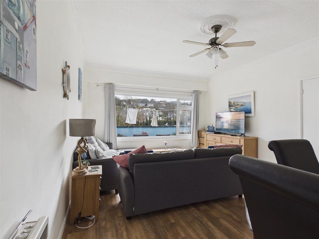 Property photo 2 of 23 Lounge