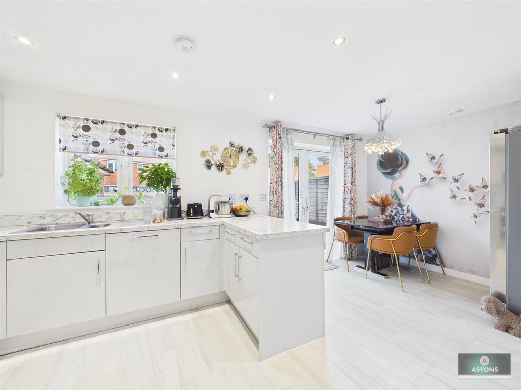Property photo 3 of 18 Kitchen/Dining Room