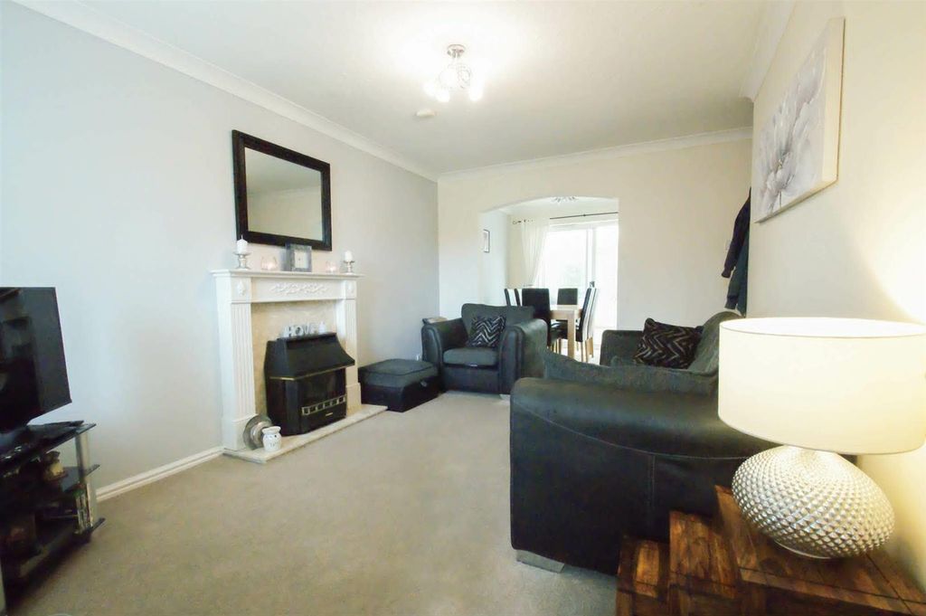 Property photo 2 of 13 Living / Dining Area