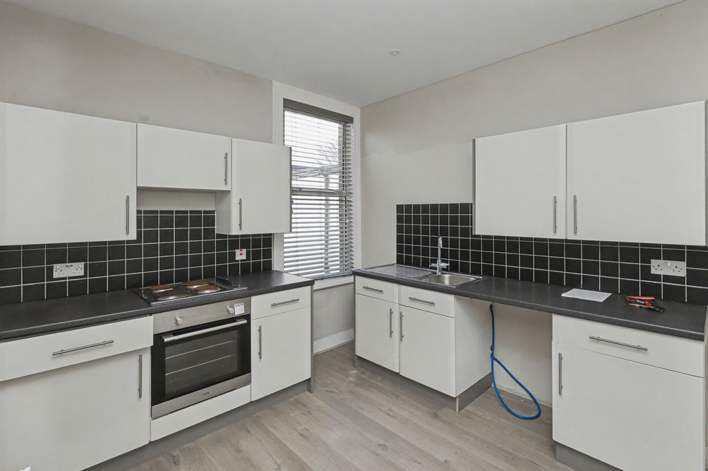 Property photo 2 of 26 35A Thetford Road, Ashford, Middlesex, Tw15 3Bw