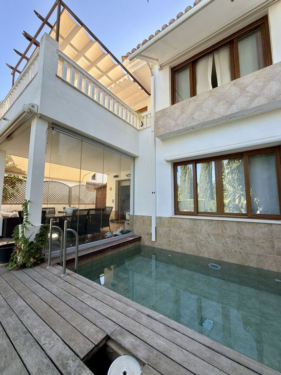 Property photo 1 of 32