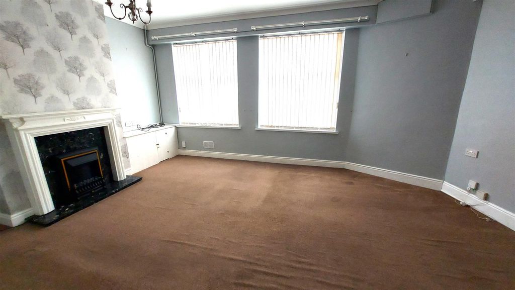 Property photo 3 of 17 Lounge