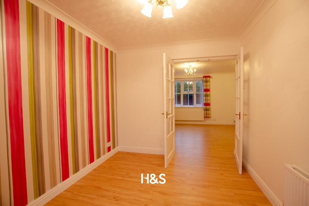 Property photo 3 of 14 6 Scorers Close - Dining Room.Jpg