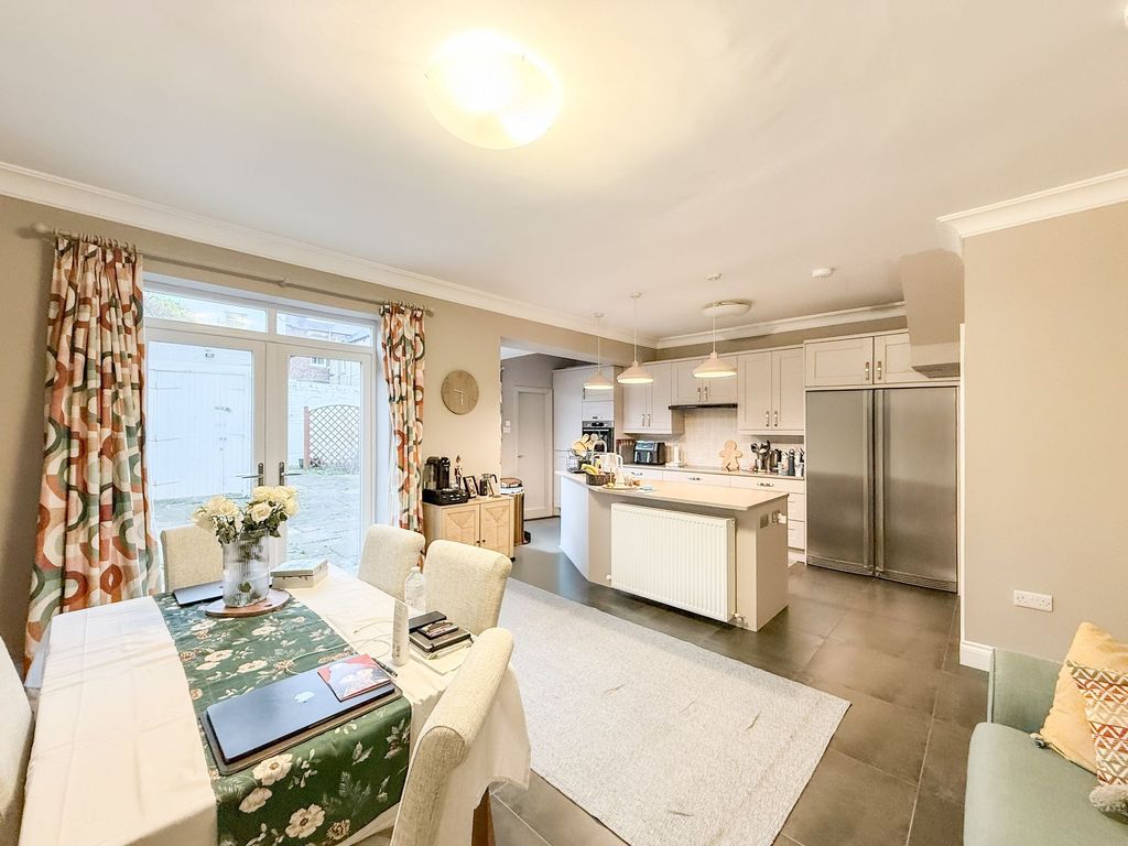 Property photo 2 of 16 Dining Kitchen