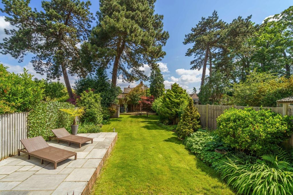 Property photo 3 of 16 Ewell Park Way