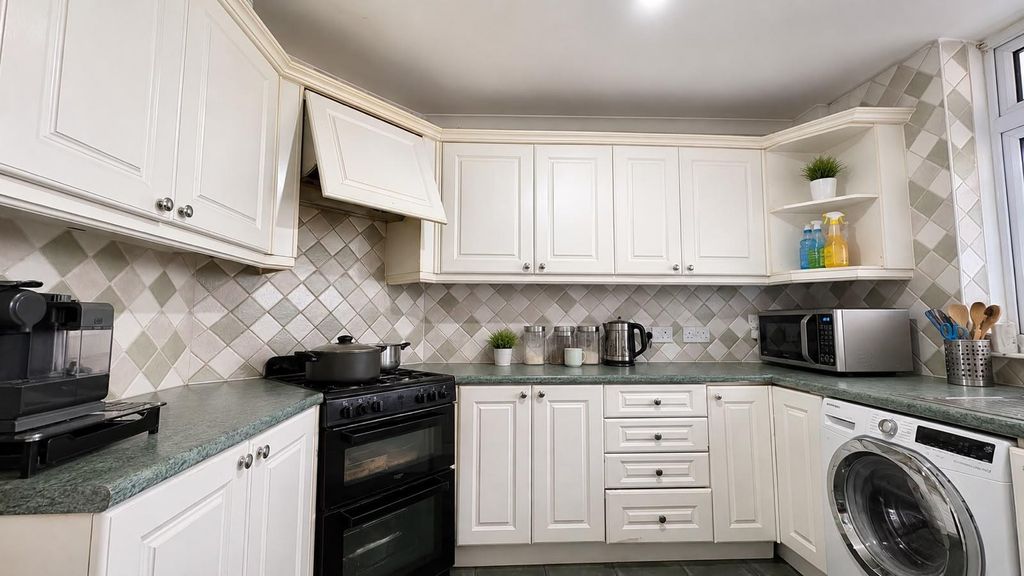 Property photo 2 of 9 Pennyfields, E14 For Sale By Barrain London Estate