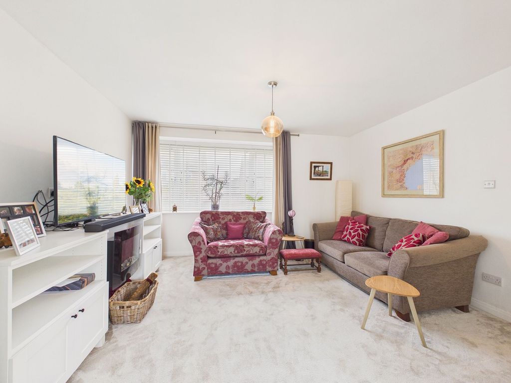 Property photo 3 of 12 Lounge