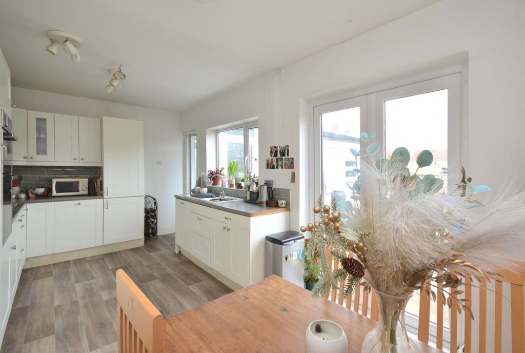 Property photo 3 of 20 Kitchen/Dining Room