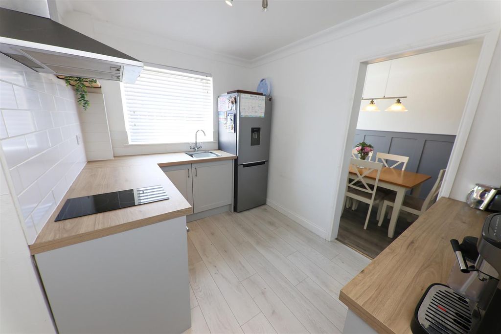 Property photo 3 of 18 Fitted Kitchen