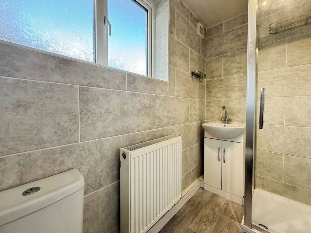 Property photo 3 of 12 Pbox-Bathroom-333391.Jpg