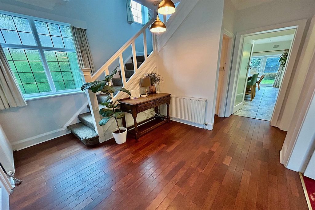 Property photo 2 of 27 Entrance Hallway